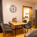 بيت للعطل Schmuckes Geräumiges Haus Mit Garten In Für Bis Zu 8 Gäste Ideal Für Familien Und Gruppen *